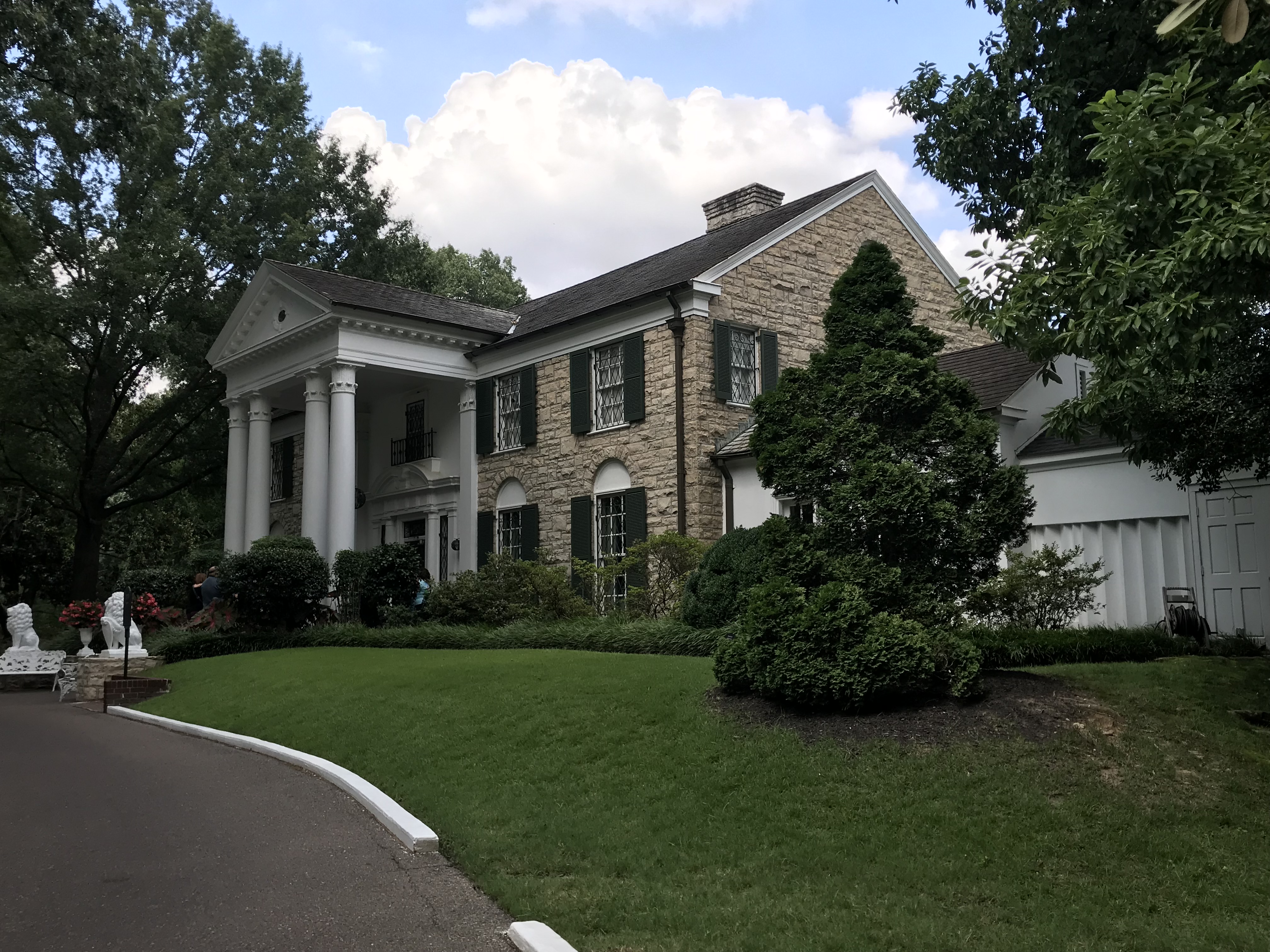 Tour Of Elvis Presley’s home in Graceland